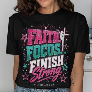 Puede incluir: Camiseta negra con las palabras "Faith, Focus, Finish Strong" en rosa, turquesa y blanco, con estrellas y una bailarina. El texto "Colosenses 3:23" está en la parte inferior.