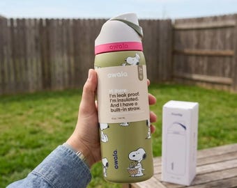 Borraccia personalizzata con stampa ispirata alle illustrazioni di Snoopy dei Peanuts, realizzata a mano in acciaio inossidabile isolato da 950 ml (32 oz), regalo unico per gli amanti delle attività all'aperto.