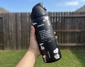 Borraccia personalizzata ispirata a Snoopy - 950 ml (32 oz) con sistema FreeSip - Borraccia con stampa a mano e design a cartoni animati - Regalo personalizzato per i fan dei Peanuts e per i bambini