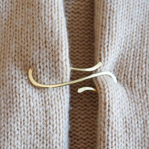 Cardigan-Clip, Pullover-Anstecknadel, goldfarbene Drahtbrosche, Geschenk für Mutter Bild 1