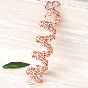 Roségouden haarspiraal: met draad omwikkelde manchet met dreadlock-kraal