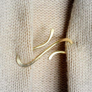 Golden Wave Cardigan Clip: Messingdraht Brosche, Handgeschmiedete Pullover-Anstecknadel