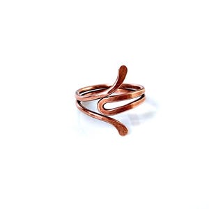 Handsmidd kopparring med öppen band, rustika minimalistiska boho-smycken, antik justerbar ring