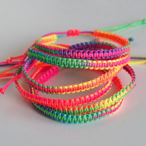Makramee Freundschaftsarmband: Wasserdichter gewebter Boho Surf Schmuck