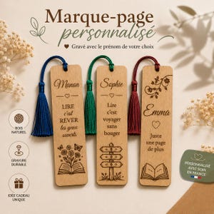 Peut inclure: Trois marque-pages rectangulaires en bois avec des textes et illustrations gravés. Chaque marque-page possède un pompon coloré : bleu, vert ou bordeaux. Les gravures incluent des prénoms, des phrases en français et des motifs décoratifs comme des fleurs, des livres et des panneaux de signalisation.