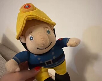 Peluche de bombero de dibujos animados: adorable muñeco de bombero de anime, suave peluche kawaii, regalo para niños y coleccionistas.