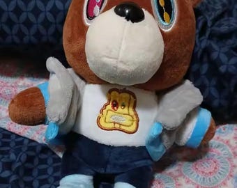 Lindo peluche de oso inspirado en un personaje, peluche suave y kawaii, muñeco coleccionable de moda, regalo para fans del anime y decoración de habitaciones.