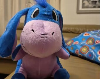 Lindo peluche de burro azul inspirado en el clásico personaje de dibujos animados, suave peluche de animal, regalo coleccionable kawaii para fans.