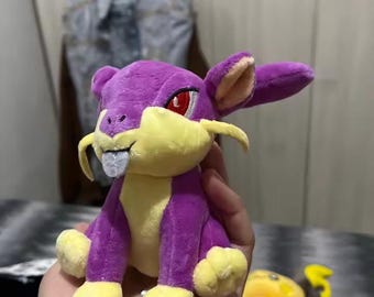 Peluche de gato sable morado, personaje inspirado en un adorable animal de peluche de fantasía, peluche suave para gamers, regalo coleccionable.