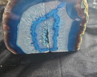 Sujetalibros de geoda de ágata teñida de azul con cristal de cuarzo drusa, par, natural pulido. 1,27 kg (2,8 lb)