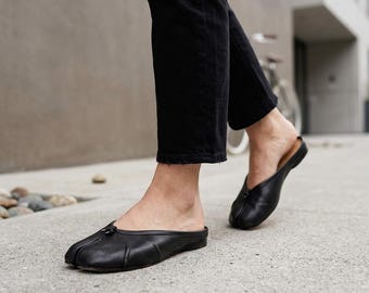 Sandalias Tabi de piel con puntera dividida, estilo minimalista de verano para mujer.