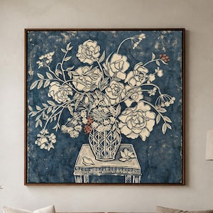 Può includere: Un'opera d'arte murale quadrata con uno sfondo blu scuro e un disegno a linee bianche di un bouquet di fiori in un vaso decorato appoggiato su un tavolo. La composizione floreale include vari fiori, foglie e piccole bacche.