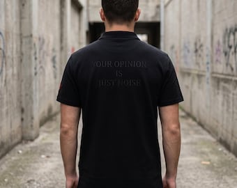 Minimalistisches Streetwear Polo | Dark Academia Statement | Bestickt Schwarz-Schwarz | Stoic Apparel Klassisch | Unisex Schwarz