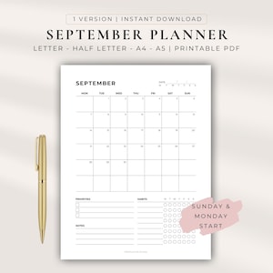 Puede incluir: Una página de calendario imprimible de septiembre con una cuadrícula mensual, una sección de prioridades, un rastreador de hábitos y un área de notas. El texto incluye SEPTEMBER, PRIORITIES, HABITS, NOTES y SUNDAY & MONDAY START. Un bolígrafo dorado está a la izquierda.