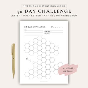 Op de afbeelding: Een printbare 50 Day Challenge PDF-tracker met een honingraatpatroon en een kleine bijenillustratie. Het document bevat velden voor doel, startdatum en einddatum, met de tekst 50 DAY CHALLENGE. Een gouden pen is aan de linkerkant geplaatst.
