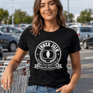 Może przedstawiać: Czarny t-shirt z krótkim rękawem z białym nadrukiem graficznym przedstawiającym diagram Venna wewnątrz okrągłego wieńca laurowego. Tekst głosi INNER JOIN, BRINGING TABLES TOGETHER SINCE 1974 oraz Matched On A Common Key na wstążce.