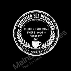 Può includere: Un design grafico circolare in bianco e nero con il testo CERTIFIED SQL DEVELOPER e QUERY YOUR CAFFEINE. Il centro mostra il codice SELECT * FROM coffee WHERE mood = 'grumpy' sopra un'icona di una tazza di caffè fumante con foglie di alloro.