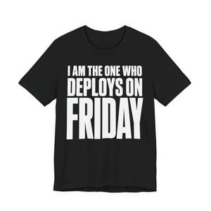 Camiseta "Friday Deploy", "I Am The One Who Deploys on Friday Tee", regalo divertido para desarrolladores, regalo de cumpleaños para compañeros de trabajo programadores de DevOps.