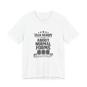 Peut inclure: T-shirt blanc avec l'inscription "TALK NERDY TO ME ABOUT NORMAL FORMS" en noir. Le motif comprend des étoiles, des cylindres empilés et la phrase "third normal or bust" sur une bannière. Un t-shirt graphique décontracté.