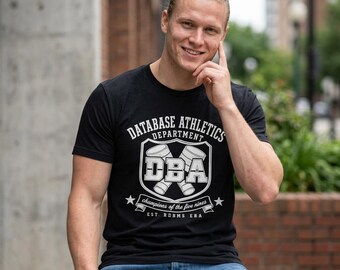 300%-Junia-Leichtathletik-Abteilung Meister der Fünf Neun-Hemd, lustiges DBA-T-Shirt, Vintage Varsity-DB-Verwaltergeschenk, Programmierer-Geburtstag