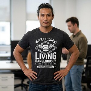 Nolock Living Dangerously シャツ、面白い SQL Server DBA T シャツ、データベース管理者のダーティ リード ギフト、SQL ユーモア、プログラマーの誕生日
