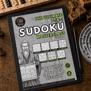 Könnte beinhalten: Ein Tablet mit "The Ultimate 7-in-1 Sudoku Masterclass" und verschiedenen Sudoku-Arten. Ein Stift, Holzblöcke mit Buchstaben, Schachfiguren und ein Labyrinthspiel liegen auf einer Holzoberfläche.