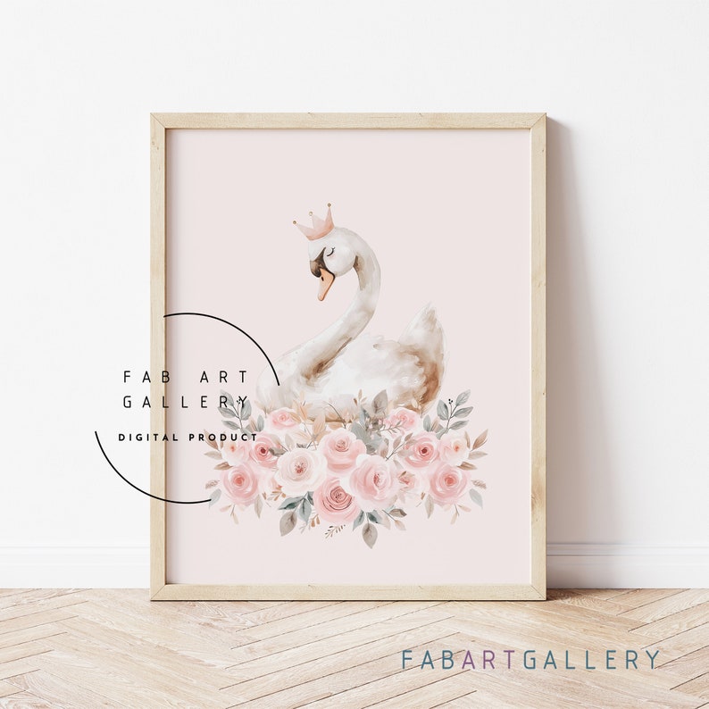Pu&ograve; includere: Un'illustrazione ad acquerello di un cigno bianco con una corona dorata, circondato da rose rosa e verde su uno sfondo rosa chiaro. Il testo "FAB ART GALLERY DIGITAL PRODUCT" &egrave; in un cerchio nero in basso a sinistra dell'immagine.