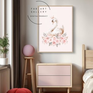 Pu&ograve; includere: Una stampa digitale con un cigno bianco con una corona dorata, circondato da rose rosa e verde. La stampa ha uno sfondo rosa e il testo "FAB ART GALLERY DIGITAL PRODUCT" in alto.