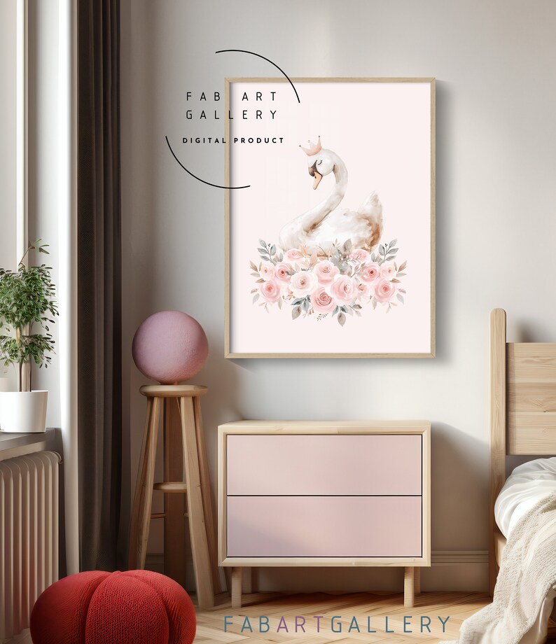 Pu&ograve; includere: Una stampa digitale con un cigno bianco con una corona dorata, circondato da rose rosa e verde. La stampa ha uno sfondo rosa e il testo "FAB ART GALLERY DIGITAL PRODUCT" in alto.