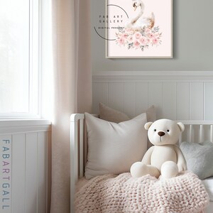 Pu&ograve; includere: Un cigno bianco con una corona siede su un letto di rose rosa. L'immagine &egrave; incorniciata e ha il testo "FAB ART GALLERY DIGITAL PRODUCT" nell'angolo in basso a sinistra.