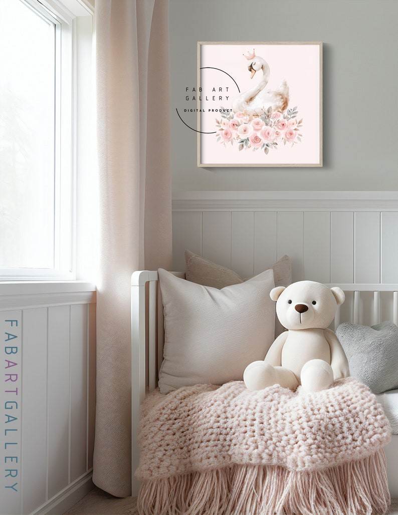 Pu&ograve; includere: Un cigno bianco con una corona siede su un letto di rose rosa. L'immagine &egrave; incorniciata e ha il testo "FAB ART GALLERY DIGITAL PRODUCT" nell'angolo in basso a sinistra.