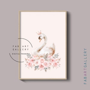 Pu&ograve; includere: Un'illustrazione ad acquerello di un cigno bianco con una corona dorata, circondato da rose rosa e bianche e verde. Il cigno &egrave; annidato in un nido di foglie e fiori. Lo sfondo &egrave; rosa tenue.