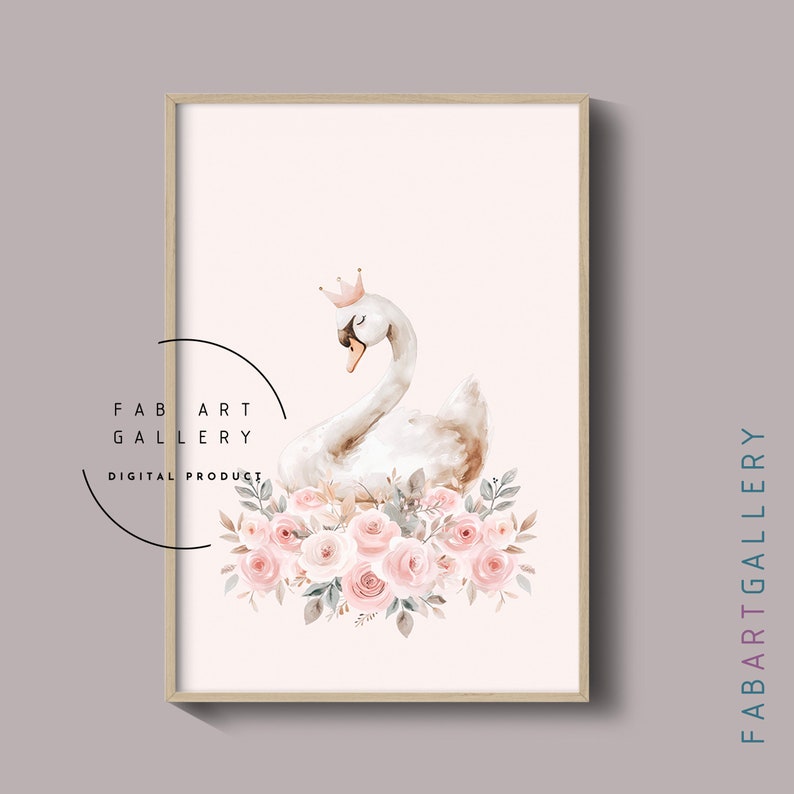 Pu&ograve; includere: Un'illustrazione ad acquerello di un cigno bianco con una corona dorata, circondato da rose rosa e bianche e verde. Il cigno &egrave; annidato in un nido di foglie e fiori. Lo sfondo &egrave; rosa tenue.