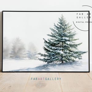 Puede incluir: Una pintura de acuarela de una escena de bosque nevado con un gran árbol de hoja perenne en primer plano. El árbol está cubierto de nieve y el fondo es de un azul suave y brumoso.