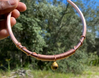 Gargantilla de cobre con campana