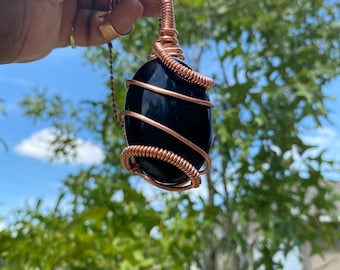 Collar de cobre y obsidiana negra