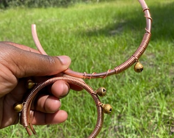Gargantilla de cobre con juego de campanillas