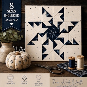 Op de afbeelding: Een vierkant quiltblok met een marineblauw en crèmekleurig sterpatroon met bloemen- en stippenprints. Daarnaast liggen een pompoenvormig speldenkussen, een metalen schaar, twee klossen garen en een stuk marineblauwe bloemenstof op een donkere ondergrond.