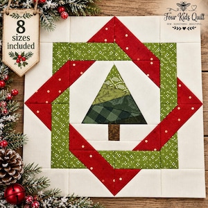 Peut inclure: Un bloc de courtepointe carré présentant un sapin de Noël central composé de bandes de tissu vert variées. L'arbre est encadré par une bordure géométrique en tissu rouge et vert à motifs sur fond crème. Une étiquette indique 8 SIZES INCLUDED.
