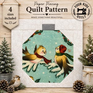 Pode incluir: Um padrão de acolchoado de papel com um painel octogonal central apresentando dois pássaros amarelos com cachecóis e gorros vermelhos num fundo azul claro com flocos de neve. O texto diz Paper Piecing Quilt Pattern, 4 sizes included.