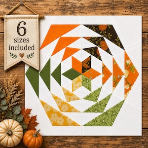 Pode incluir: Um bloco de colcha quadrado com um padrão espiral geométrico em tons de laranja, amarelo, verde e castanho com estampados de abóboras e flores. Uma etiqueta de tecido suspensa exibe o texto 6 sizes included com um coração e folhas.
