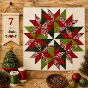 Könnte beinhalten: Ein quadratischer Quiltblock mit Sternmuster in rotem, dunkelgrünem und cremefarbenem Stoff. Ein hängendes Banner zeigt den Text 7 sizes included mit einem Herzsymbol. Ebenfalls abgebildet sind ein Stoffweihnachtsbaum, zwei Garnrollen und Glöckchen.