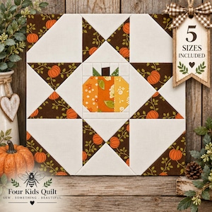 Könnte beinhalten: Ein quadratischer Quiltblock mit einem zentralen, aus Stoffstücken zusammengesetzten Kürbismotiv in Orange- und Gelbtönen, umgeben von einem Sternmuster aus dunkelbraunem Stoff mit Kürbis- und Rankenmuster, abwechselnd mit cremefarbenen Dreiecken.