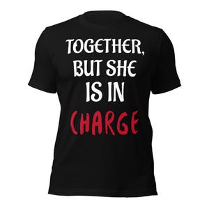 一緒にいるけど、彼女が責任者 グラフィックTシャツ – 面白いメッセージTシャツ