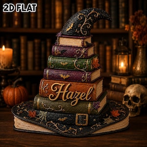 Può includere: Una pila decorativa di libri a forma di cappello da strega, con tesa nera con fibbia, filigrana dorata e piccoli pipistrelli. Il dorso arancione del libro centrale mostra il nome Hazel in lettere dorate in corsivo.