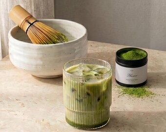 Matcha-konservburk Mockup PSD | Livsstilsscen med visp | Temärkesförpackning Mockup