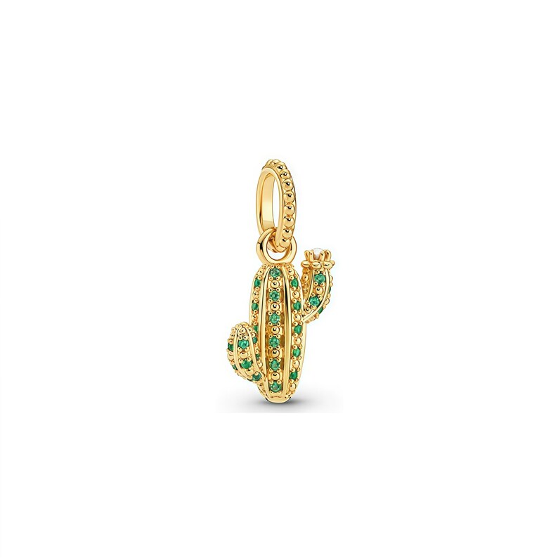Pu&ograve; includere: Un ciondolo a forma di cactus dorato con accenti di pietre preziose verdi. Il ciondolo ha una superficie strutturata e un anello per attaccarlo a un braccialetto o una collana. Il design del cactus include un corpo principale e un braccio laterale, entrambi adornati con pietre verdi.