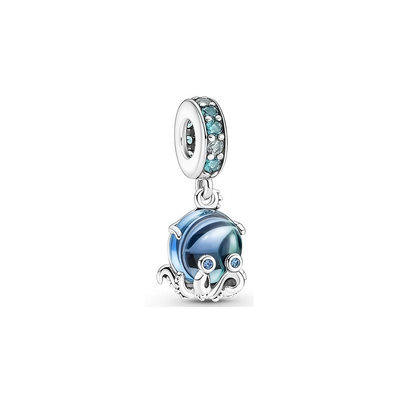 Pu&ograve; includere: Un charm in argento con un design a polpo in vetro blu e trasparente. Il charm ha un anello nella parte superiore con pietre blu e trasparenti. Il polpo ha due occhi blu e tentacoli.