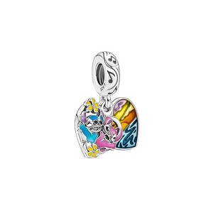 Pu&ograve; includere: Un charm in argento con un ciondolo a forma di cuore raffigurante un personaggio dei cartoni animati blu e rosa che si abbracciano. Il charm ha un colorato design arcobaleno e note musicali. Il charm &egrave; in argento e ha una finitura lucida.