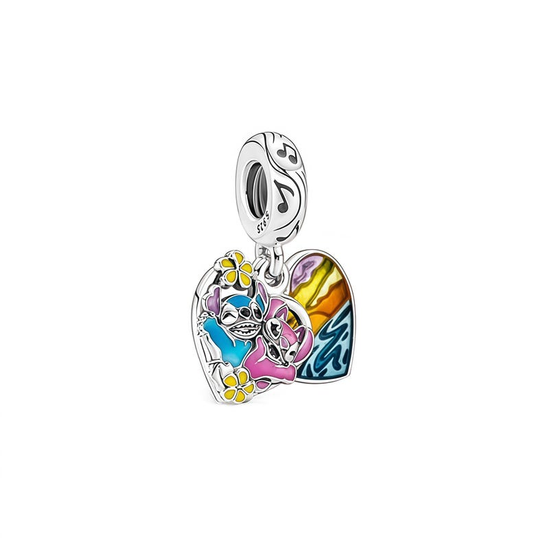 Pu&ograve; includere: Un charm in argento con un ciondolo a forma di cuore raffigurante un personaggio dei cartoni animati blu e rosa che si abbracciano. Il charm ha un colorato design arcobaleno e note musicali. Il charm &egrave; in argento e ha una finitura lucida.